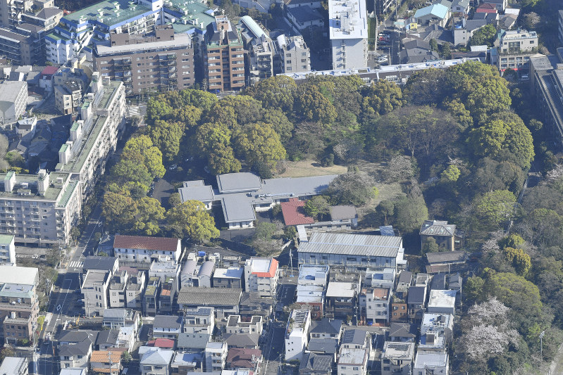 天皇、皇后両陛下が退位後に仮住まいされる高輪皇族邸=東京都港区で2019年4月16日、本社ヘリから
