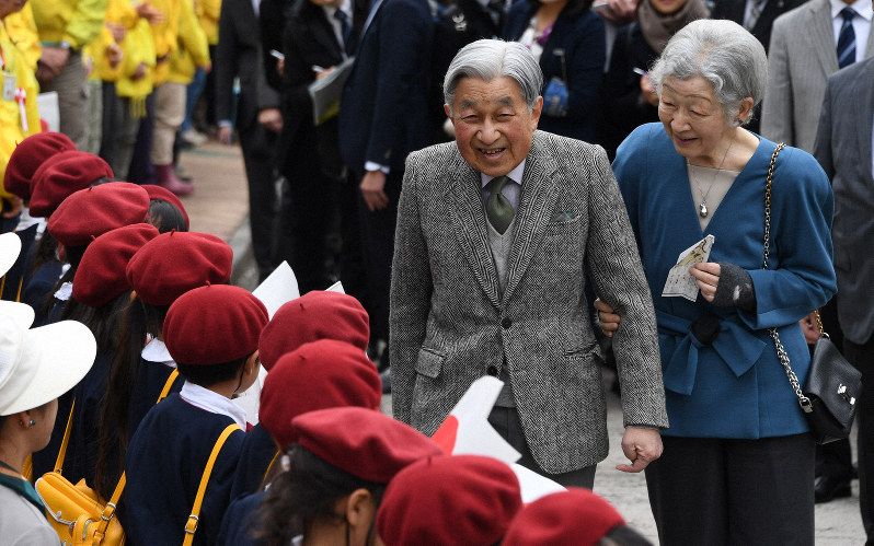 自然公園「こどもの国」(横浜市青葉区、東京都町田市)を訪問し、出迎えの幼稚園児と言葉を交わされる天皇、皇后両陛下。同園は両陛下の結婚にあたって全国から寄せられたお祝い金をもとに開設された=2019年4月12日午前11時38分、丸山博撮影