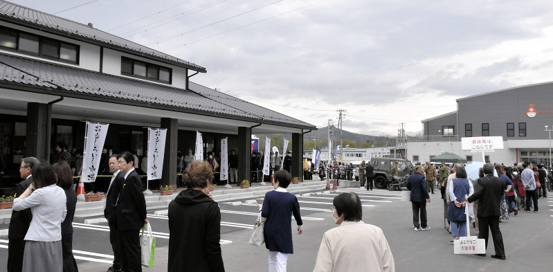 開業初日に500人以上が並んだおもしろいし市場。「こじゅうろうキッズランド」が隣接する=宮城県白石市で