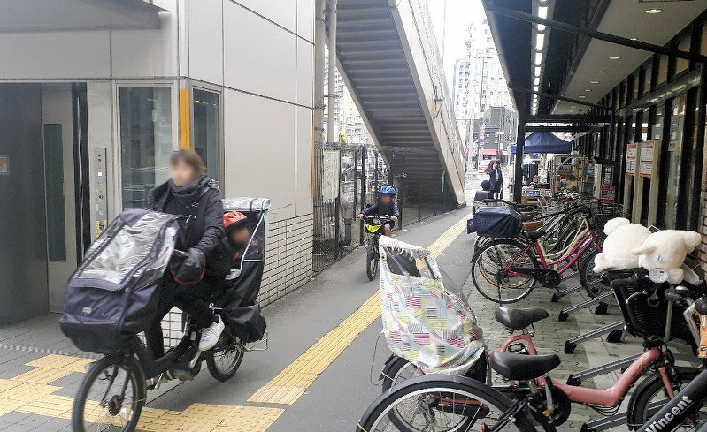 自転車の走行が絶えないスーパー前の歩道=東京都台東区で(画像の一部を加工しています)