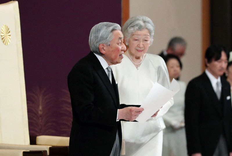 「退位礼正殿の儀」でおことばを述べられる、天皇陛下と皇后美智子さま=皇居・宮殿「松の間」で2019年4月30日午後5時8分(代表撮影)