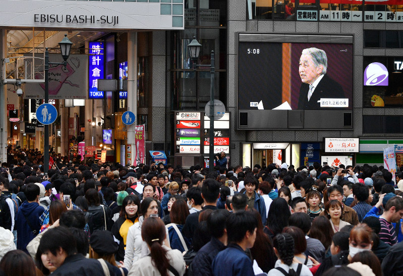 道頓堀では前の天皇陛下の最後のおことばを伝える映像が大型ビジョン(右奥)に映し出された=大阪市中央区で2019年4月30日午後5時8分、木葉健二撮影