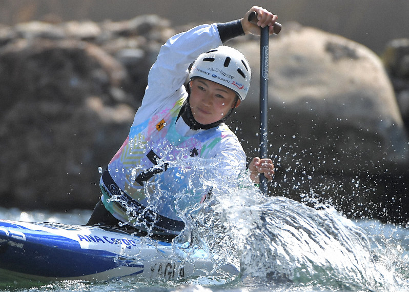 4月のカヌー・スラロームの日本代表選考会に出場し、女子カナディアンシングルで優勝した八木愛莉。東京五輪への第一歩となる今季の日本代表に選ばれた=山口県萩市の阿武川特設カヌー競技場で2019年4月21日、徳野仁子撮影