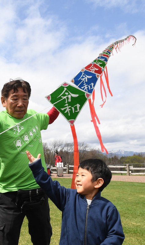 大空を飛ぶ令和の連だこ=札幌市豊平区の羊ヶ丘展望台で2019年5月1日午前10時7分、竹内幹撮影