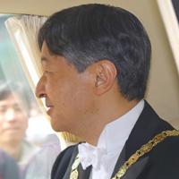 「剣璽等承継の儀」のため、皇居に車で入られる新天皇陛下＝皇居・半蔵門で２０１９年５月１日午前９時５７分、宮武祐希撮影