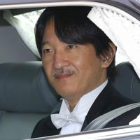 「剣璽等承継の儀」のため、皇居に車で入られる皇嗣の秋篠宮さま＝皇居・半蔵門で２０１９年５月１日午前１０時３分、宮武祐希撮影