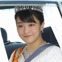 「朝見の儀」のため、皇居に車で入られる皇嗣の秋篠宮ご夫妻の長女眞子さま＝皇居・半蔵門で２０１９年５月１日午前１０時４０分、宮武祐希撮影