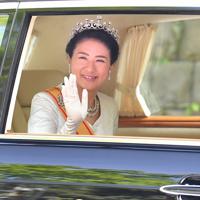 沿道の人たちに手を振りながら赤坂御所に戻られる新皇后雅子さま＝東京都港区で２０１９年５月１日午前１１時４３分、宮間俊樹撮影