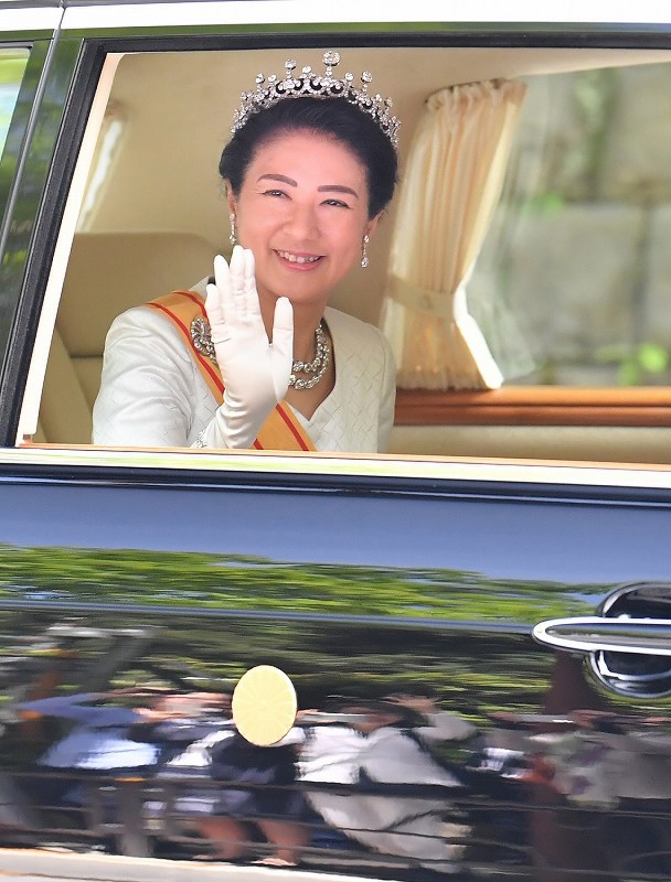 新天皇、皇后両陛下 皇居入り [写真特集1/11] | 毎日新聞