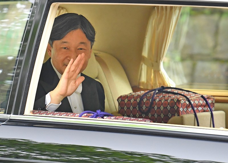 皇居を後にする新天皇陛下 [写真特集2/5] | 毎日新聞