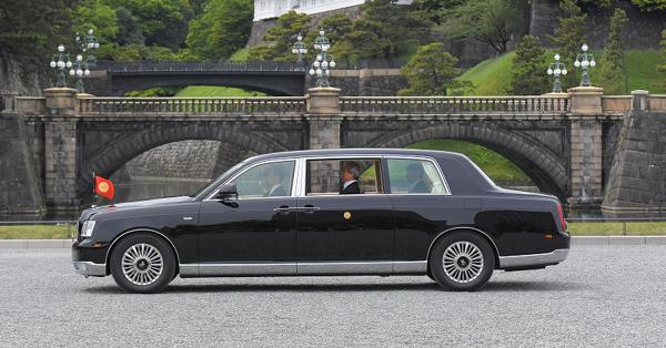 皇陛★ 約2万人が沿道で歓迎「すごく美しくてオーラが…」天皇皇后両陛下の訪問