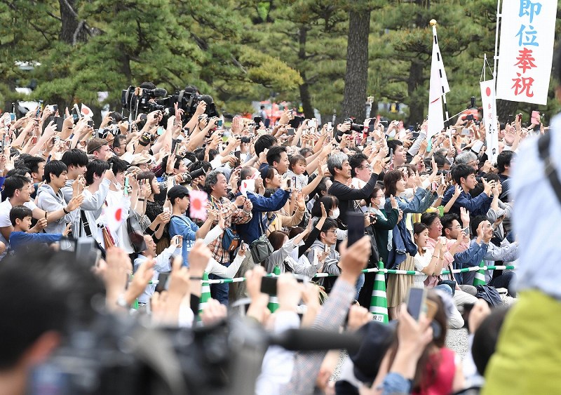 皇居を後にする新天皇陛下 [写真特集2/5] | 毎日新聞
