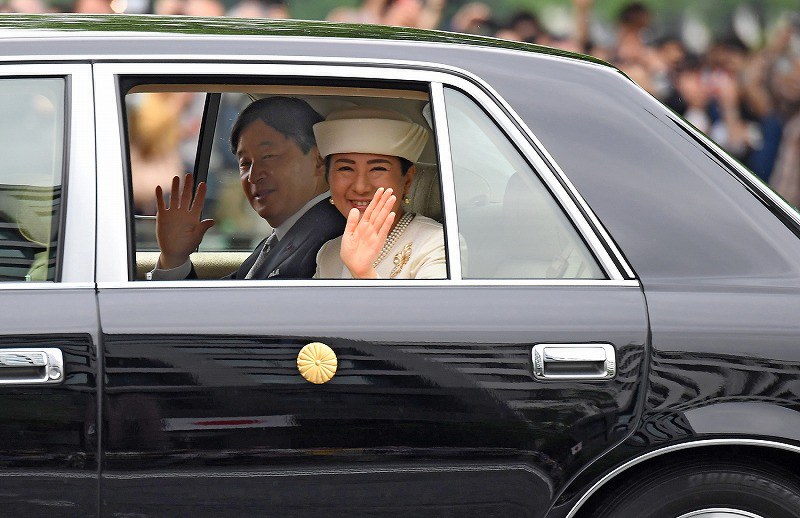 皇居を愛する人々 皇居へ入られる 新天皇、皇后両陛下 [写真特集1/7] | 毎日新聞