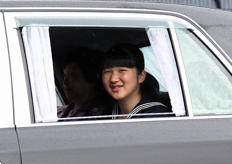 皇居へ入られる 新天皇、皇后両陛下 [写真特集1/7] | 毎日新聞