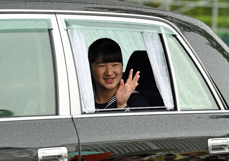 皇居へ入られる 新天皇、皇后両陛下 [写真特集1/7] | 毎日新聞