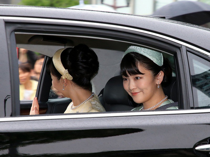 皇居へ入られる 新天皇、皇后両陛下 [写真特集9/7] | 毎日新聞