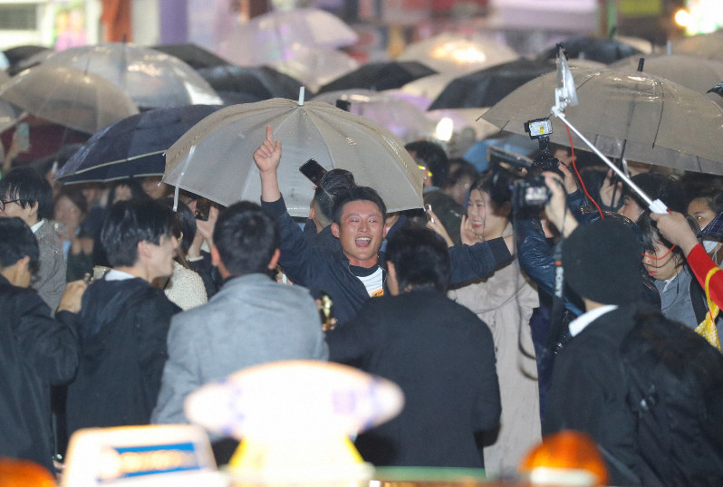 スクランブル交差点で新元号「令和」を祝う人たち=東京都渋谷区で2019年5月1日午前0時3分、宮武祐希撮影