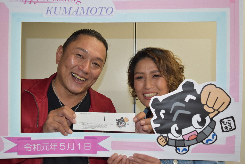 熊本市の「令和婚」第1号になった立石貴嗣さん(左)と橋本ひとみさん=熊本市中央区で2019年5月1日午前0時16分、城島勇人撮影