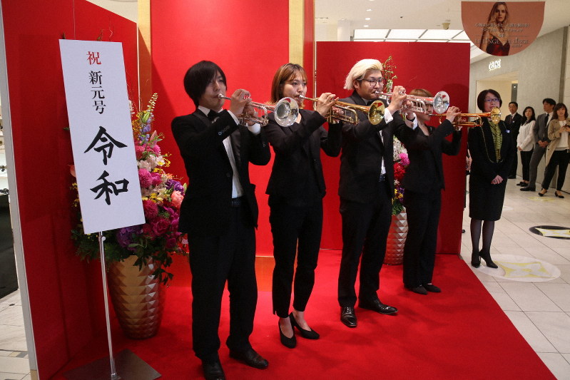 松屋銀座で開店と同時にファンファーレを演奏するトランペット奏者たち=東京都中央区で2019年5月1日午前10時2分、金子淳撮影