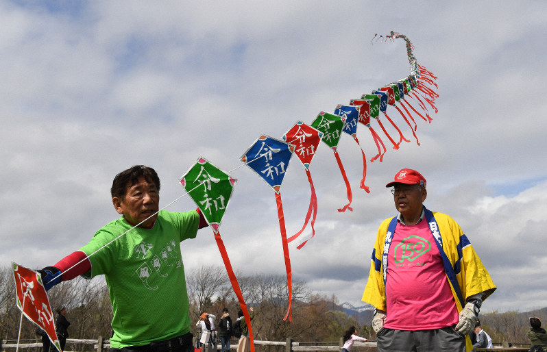 大空を飛ぶ令和の連だこ=札幌市豊平区のさっぽろ羊ケ丘展望台で2019年5月1日午前10時、竹内幹撮影