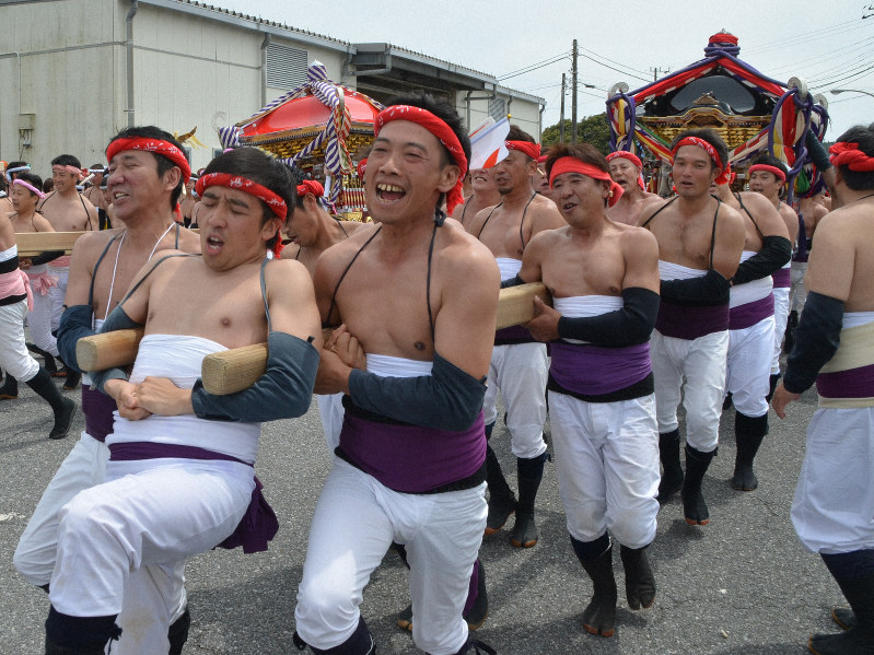 みこし5基がもみあい改元祝う 紅白もちまきも 千葉・いすみ