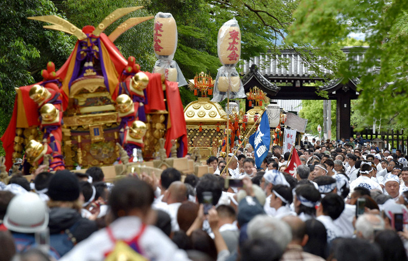 京都御苑を巡行する御霊神社の3基の神輿=京都市上京区で2019年5月1日午後2時55分、川平愛撮影
