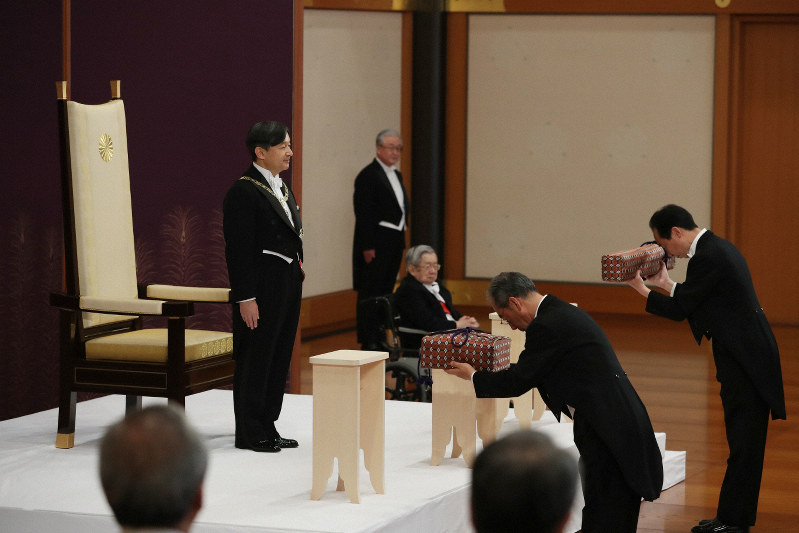 「剣璽等承継の儀」に臨まれる新天皇陛下=皇居・宮殿「松の間」で2019年5月1日午前10時32分、小川昌宏撮影