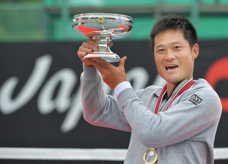 車いすテニスの飯塚国際大会男子シングルスで優勝し、天皇杯を手に笑顔を見せる国枝慎吾=福岡県飯塚市の筑豊ハイツテニスコートで2019年4月28日、森園道子撮影