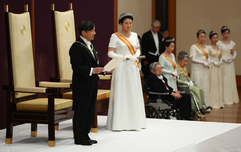 毎小ニュース：社会 新天皇陛下が即位（その1） 「国民を思い