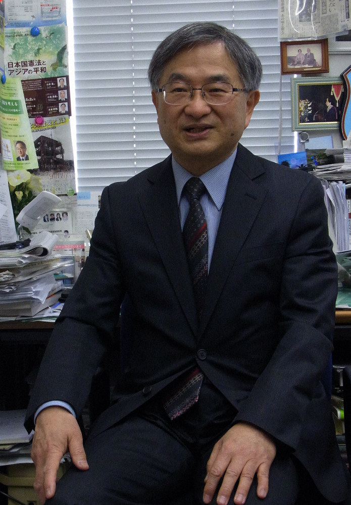 「今の自衛隊は違憲状態になっている」と指摘する早稲田大の水島朝穂教授=東京都新宿区で2019年4月25日、江畑佳明撮影
