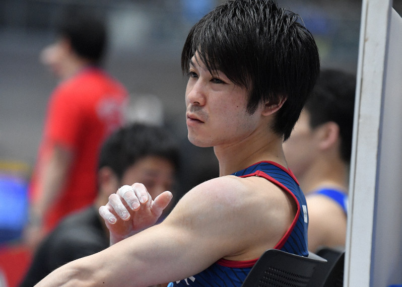 全日本体操選手権の男子個人総合予選で平行棒の演技を終え、痛みが悪化した左肩を気にする内村航平=高崎アリーナで2019年4月26日、宮間俊樹撮影