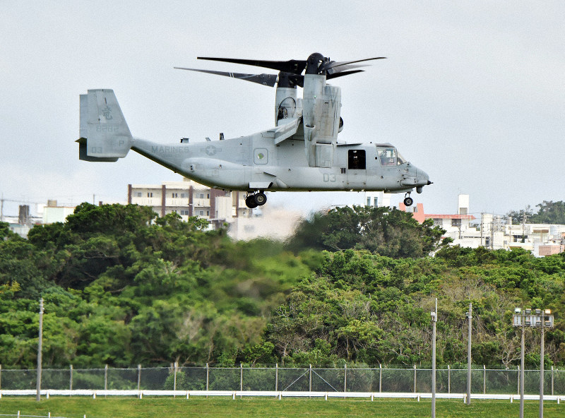 米軍普天間飛行場に着陸するオスプレイ=沖縄県宜野湾市で2019年4月25日午後4時1分、森園道子撮影