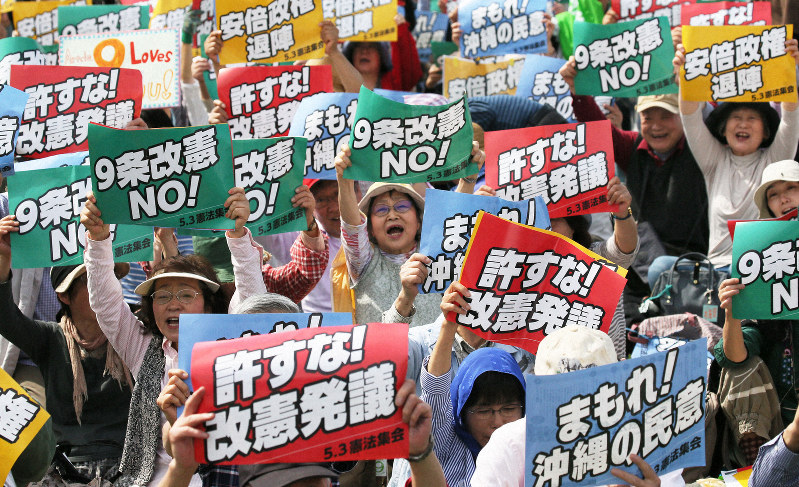 「5.3憲法集会」でプラカードを掲げる参加者=東京都江東区で2019年5月3日午後2時3分、吉田航太撮影