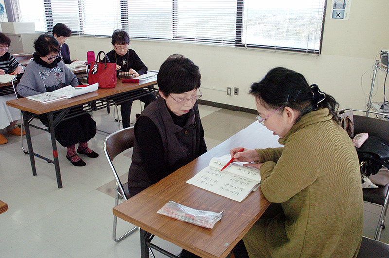 ペン習字サークルの活動の様子=三重県名張市のつつじが丘市民センターで、稲垣淳撮影