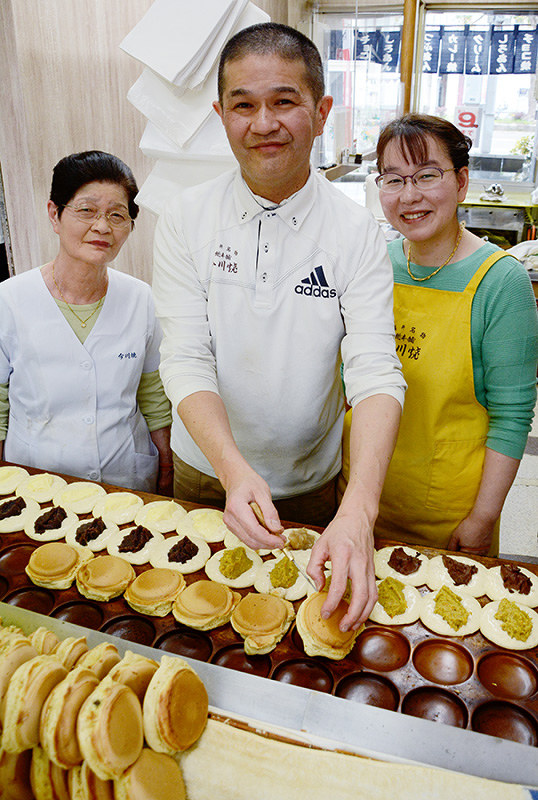 創業70年を迎えた「今川焼本舗」。(左から)青木慶子さん、富士夫さん、郁代さん=福井市で、岸川弘明撮影