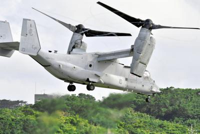 米軍普天間飛行場上を飛ぶオスプレイ＝沖縄県宜野湾市で２０１９年４月２５日、森園道子撮影