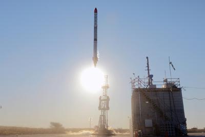 打ち上げに成功した小型ロケット「ＭＯＭＯ３号機」。奥の光は太陽＝北海道大樹町で２０１９年５月４日午前５時４５分、貝塚太一撮影（リモートカメラ使用）