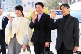 静養のため長野駅に到着し、出迎えた人たちに手を振られる皇太子時代の天皇ご一家=長野市で3月25日(代表撮影)