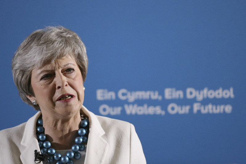 政権基盤である与党・保守党が地方選で大敗したメイ英首相=英国西部ランゴレンで3日、AP
