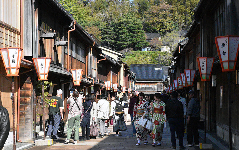大勢の観光客でにぎわう現在のひがし茶屋街=金沢市東山1で、日向梓撮影
