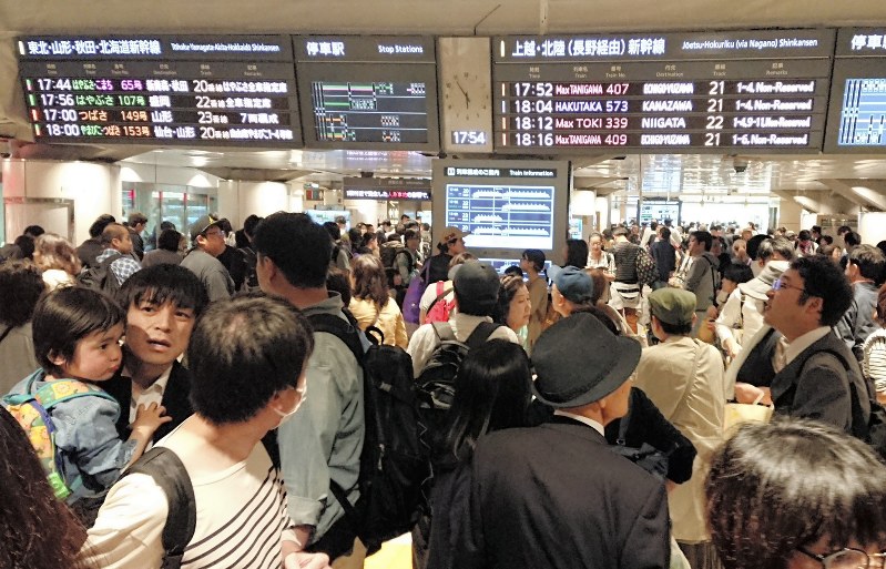ｕターンラッシュ もうくたくた 東京駅混雑 毎日新聞