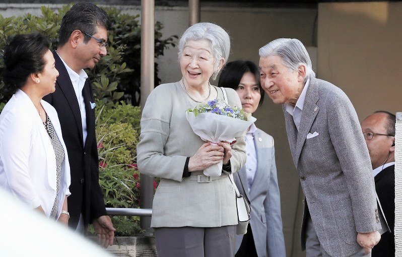 皇室 にこやかテニス談議 上皇ご夫妻 初の外出 毎日新聞