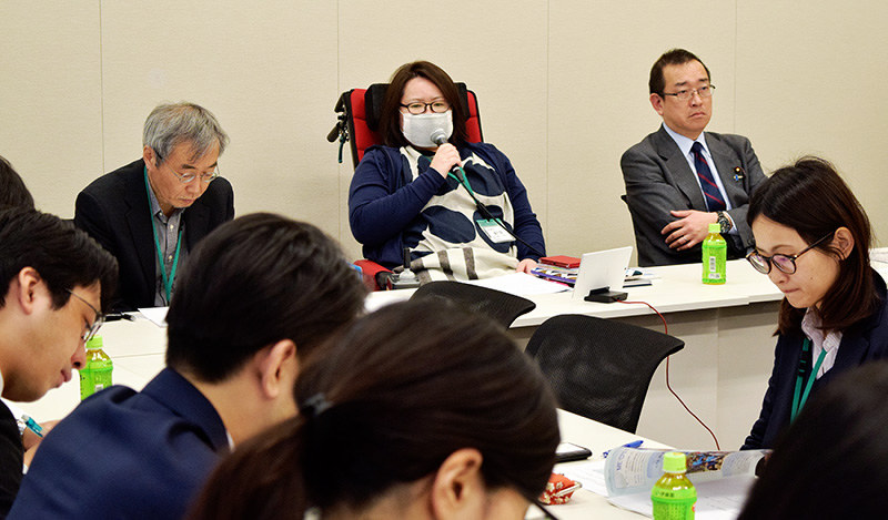 厚生労働省などの担当者に対し、慢性疲労症候群の診療体制強化を訴える石川真紀さん(奥中央)=東京都千代田区の衆議院第二議員会館で、谷田朋美撮影
