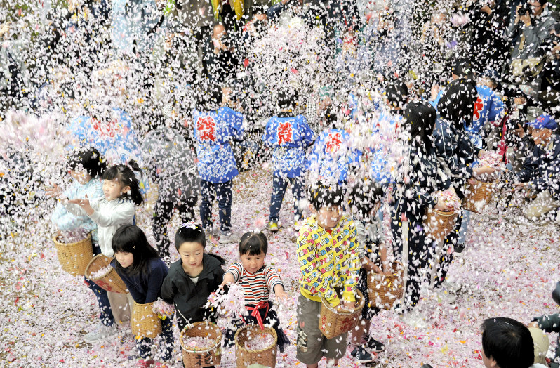 塚越の花まつり 子どもらが花まき釈迦の誕生を祝う 秩父 埼玉 毎日新聞