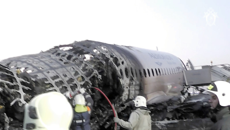 旅客機の炎上現場に臨場する救急隊員ら=モスクワ北西部のシェレメチェボ空港で、ロシア連邦捜査委員会が6日公表・ロイター