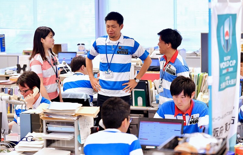 ラガーシャツの市職員 W杯PR 東大阪市クールビズ [写真特集3/3] | 毎日新聞