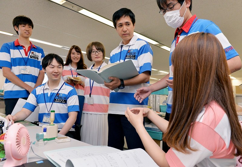 レア 関東学院 ラグビー部　ラガーシャツ パンツ ストッキング ユニフォーム ラガーシャツの市職員 W杯PR 東大阪市クールビズ [写真特集3/3] | 毎日新聞