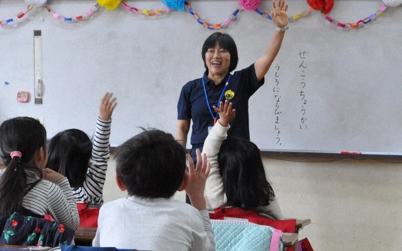 1年生に連休中の過ごし方や今日の気持ちを尋ね「無理をしないで少しずつ慣れて」と呼びかける教諭=東京都新宿区の区立落合第六小学校で2019年5月7日午前8時49分、成田有佳撮影