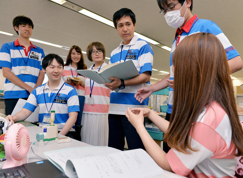 ラガーシャツの市職員 W杯PR 東大阪市クールビズ | 毎日新聞