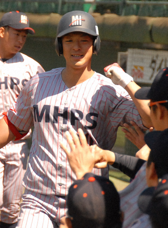 【九州三菱自動車-三菱日立パワーシステムズ】五回に右越え本塁打を放ち、ベンチの選手らに迎えられる三菱日立パワーシステムズの龍=北九州市民球場で2019年5月7日、野村和史撮影